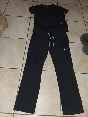 FIGS Women's Black V-Neck Scrub Top And Scrub Pants Size L